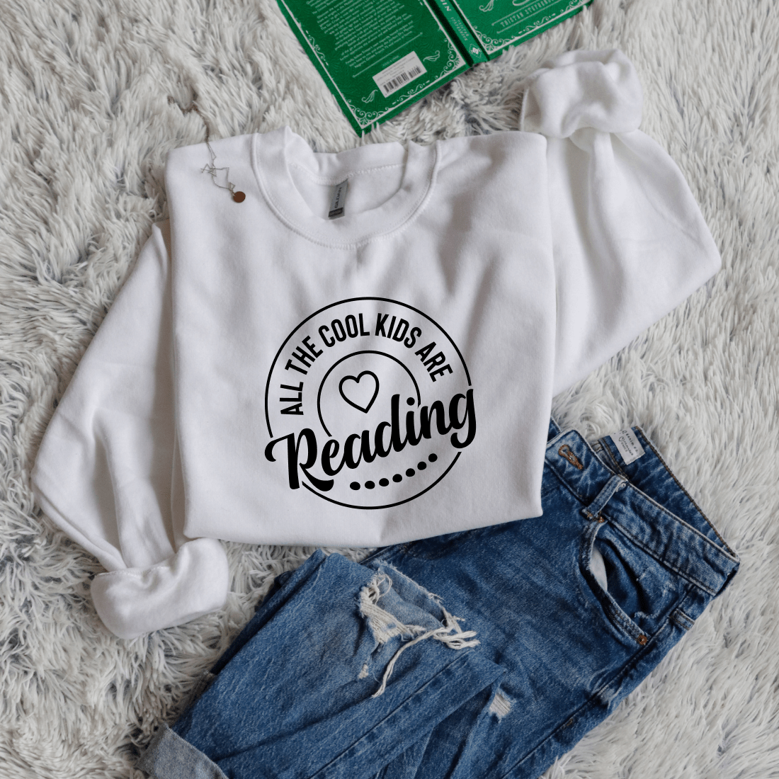 All the Cool Kids Are Reading Heart Circle Style - Bookish Wardrobe