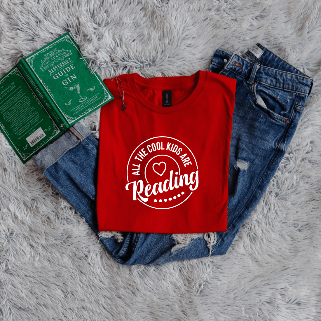 All the Cool Kids Are Reading Heart Circle Style - Bookish Wardrobe